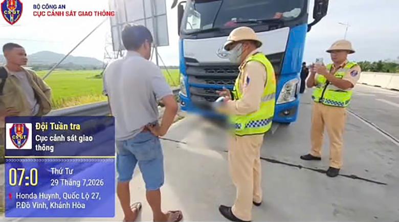 T&agrave;i xế d&ugrave;ng bi&ecirc;n bản hết hạn thay bằng l&aacute;i bị phạt gần 81 triệu đồng - Ảnh 1.
