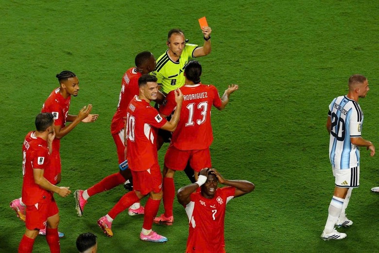Tranh c&atilde;i vụ cầu thủ Thụy Sĩ nhận thẻ đỏ trong trận gặp Argentina ở World Cup 2026 - Ảnh 1.