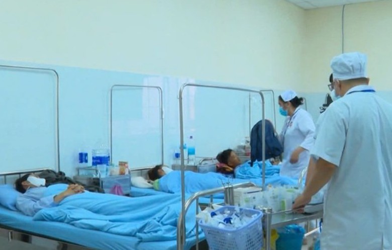 Bộ Y tế yêu cầu điều tra, xử lý vụ 84 người nghi ngộ độc thực phẩn sau ăn bánh mì ở Lâm Đồng - Ảnh 1.