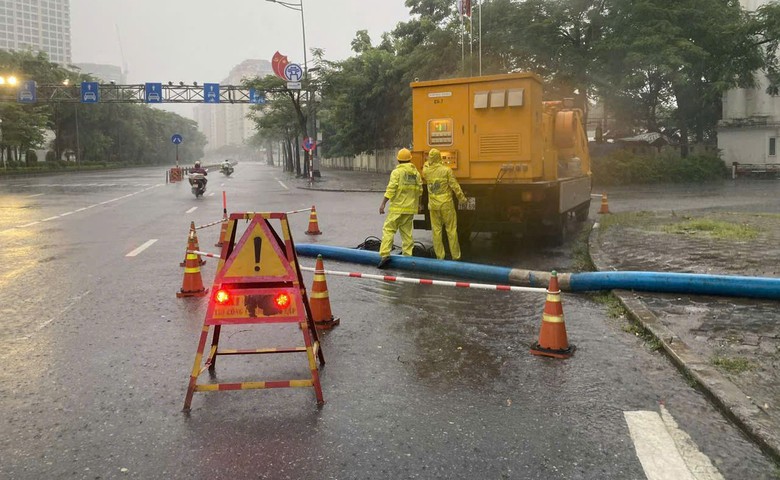 H&agrave; Nội tiếp tục mưa lớn, một số "điểm đen" &uacute;ng ngập kh&ocirc;ng c&ograve;n xuất hiện - Ảnh 1.