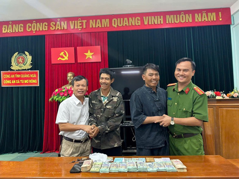 Quảng Ng&atilde;i: Cứu người đ&agrave;n &ocirc;ng kh&ocirc;ng ổn định thần kinh mang theo tiền tỷ đi lạc trong rừng - Ảnh 1.
