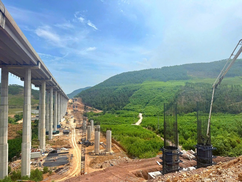 Linh hoạt nguồn vật liệu, ứng dụng c&ocirc;ng nghệ đẩy tiến độ thi c&ocirc;ng ho&agrave;n thiện hầm Thần Vũ - Ảnh 1.
