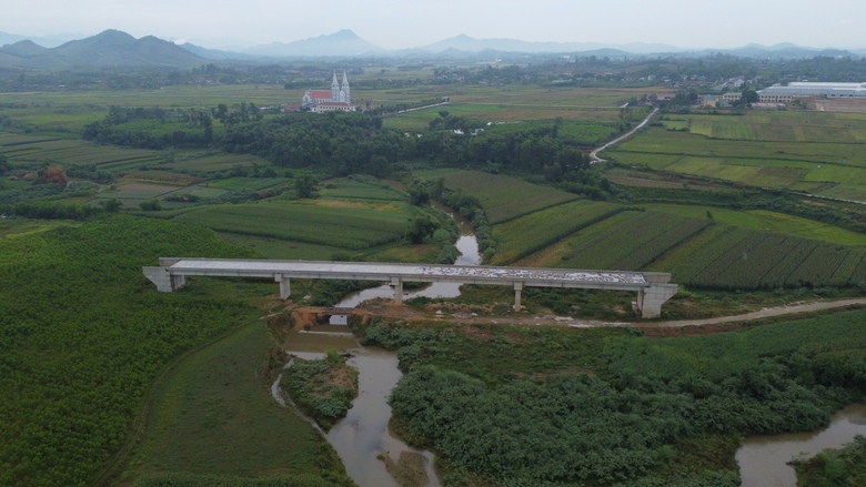 Dự án cầu 80 tỷ đồng dở dang giữa đồng: Bao giờ có đường dẫn? - Ảnh 1.