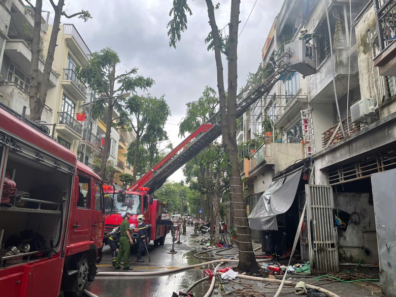 H&agrave; Nội: Ch&aacute;y biệt thự liền kề ở khu đ&ocirc; thị Văn Ph&uacute;, hai người tử vong - Ảnh 1.
