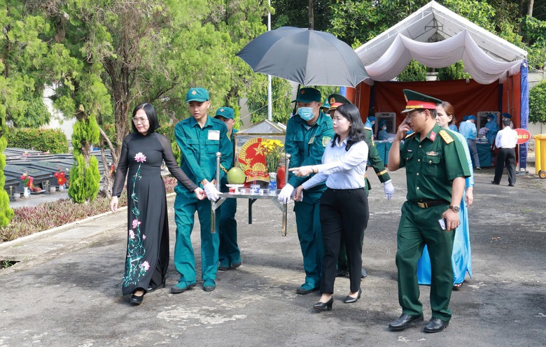 Những kỷ vật trong l&ograve;ng đất mở hy vọng t&igrave;m lại t&ecirc;n cho c&aacute;c liệt sĩ v&ocirc; danh - Ảnh 2.