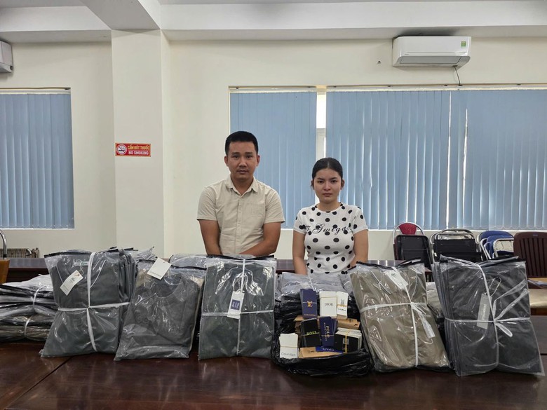 TP.HCM: Triệt ph&aacute; đường d&acirc;y sản xuất hơn 14.000 &aacute;o thun giả nh&atilde;n hiệu nổi tiếng - Ảnh 1.