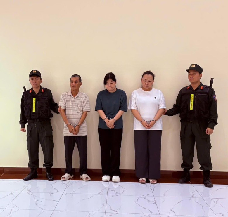 Bắt 3 gi&aacute;m đốc gian lận hơn 30 g&oacute;i thầu cung cấp vật tư cho nhiều đơn vị điện lực TP.HCM - Ảnh 1.