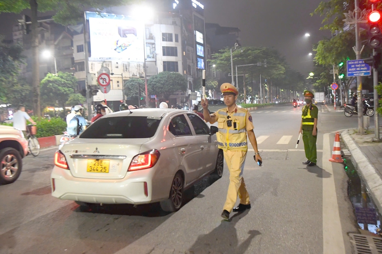 H&agrave; Nội: Xử phạt t&agrave;i xế rời qu&aacute;n nhậu vẫn l&aacute;i xe, th&aacute;o biển số ''giấu'' v&agrave;o cốp - Ảnh 1.