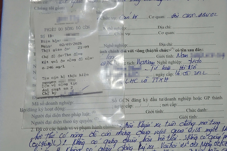 H&agrave; Nội: Xử phạt t&agrave;i xế rời qu&aacute;n nhậu vẫn l&aacute;i xe, th&aacute;o biển số ''giấu'' v&agrave;o cốp - Ảnh 3.