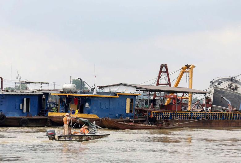 Phú Thọ: Đảm bảo an toàn giao thông trong quá trình trục vớt tàu chìm trên sông Lô - Ảnh 1.