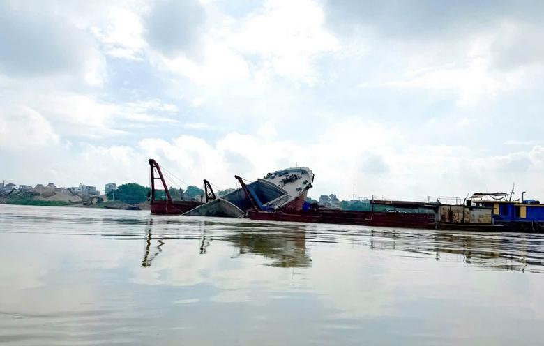 Phú Thọ: Đảm bảo an toàn giao thông trong quá trình trục vớt tàu chìm trên sông Lô - Ảnh 2.