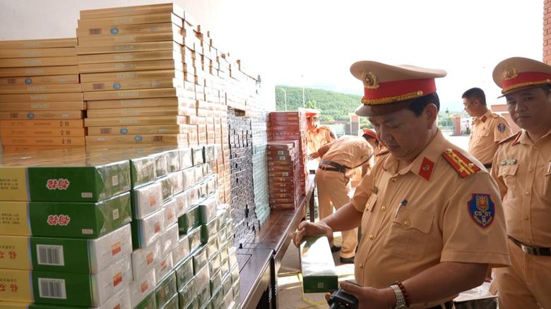 Huế: Ph&aacute;t hiện &ocirc; t&ocirc; kh&aacute;ch vận chuyển hơn 27.000 bao thuốc l&aacute; nhập lậu - Ảnh 2.