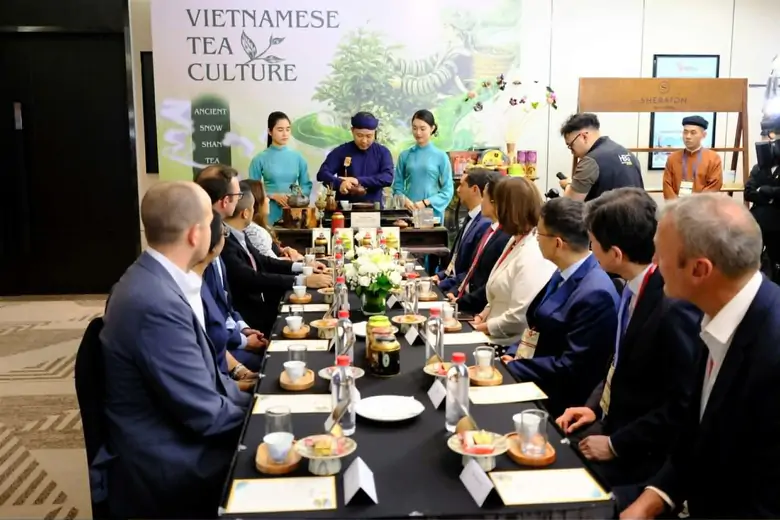 Khi tr&agrave; Việt kh&ocirc;ng c&ograve;n b&aacute;n bằng tấn - Ảnh 1.