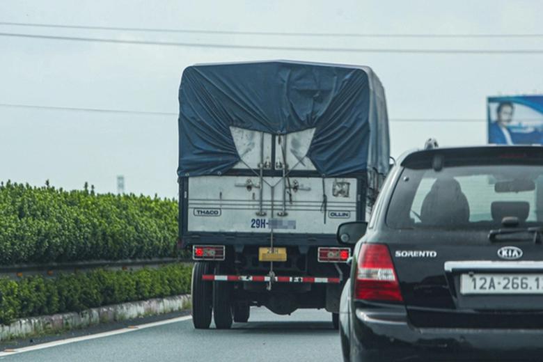 Cục CSGT: Sẽ cấm xe chạy li&ecirc;n tục tr&ecirc;n l&agrave;n vượt đường cao tốc, vi phạm sẽ xử phạt - Ảnh 1.