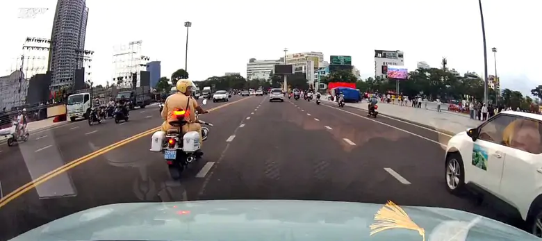 CSGT Gia Lai dẫn đường hơn 10km, đưa nạn nh&acirc;n bị đứt l&igrave;a c&aacute;nh tay đến bệnh viện cấp cứu - Ảnh 1.
