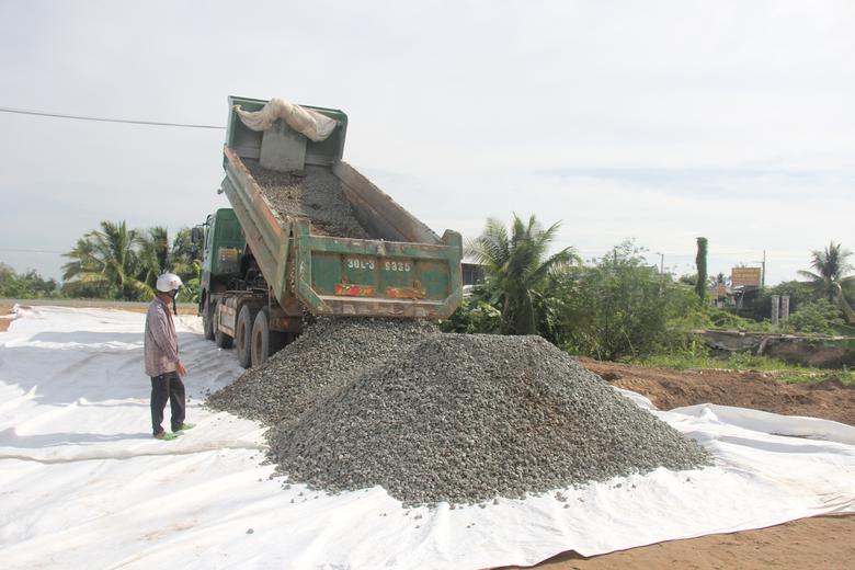 Hai tuyến cao tốc qua Đồng Th&aacute;p đang "kh&aacute;t" trầm trọng vật liệu đ&aacute; - Ảnh 4.