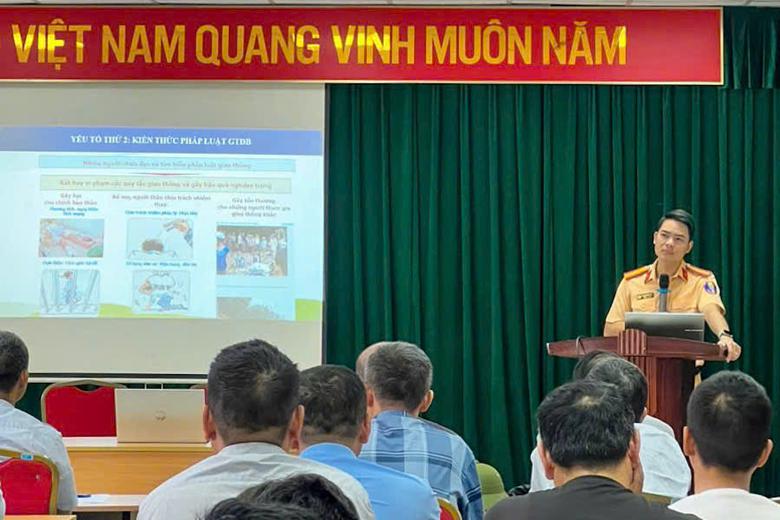 Hà Nội: Hơn 100 tài xế xe buýt ký cam kết không vi phạm giao thông - Ảnh 1.