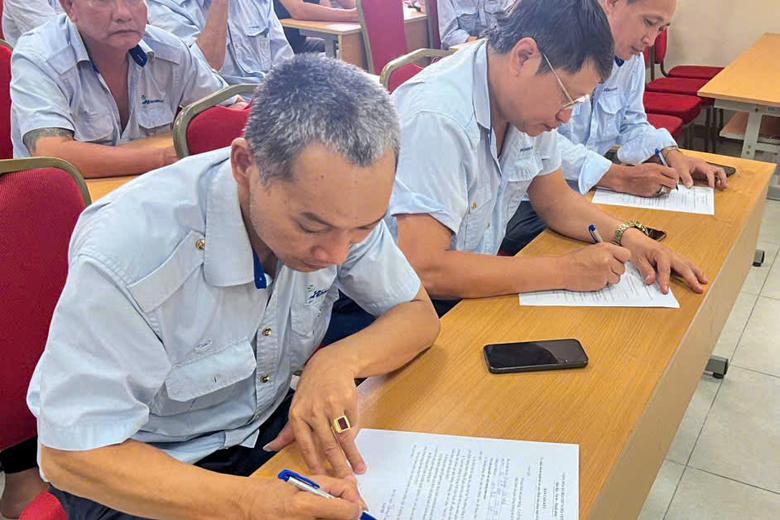 Hà Nội: Hơn 100 tài xế xe buýt ký cam kết không vi phạm giao thông - Ảnh 2.