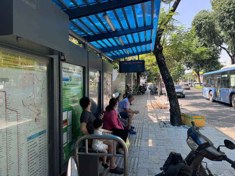 Xe bu&yacute;t đ&uacute;ng giờ: Ch&igrave;a kh&oacute;a giữ ch&acirc;n h&agrave;nh kh&aacute;ch sau miễn v&eacute; - Ảnh 2.