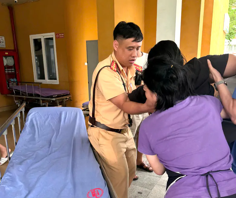 CSGT Quảng Ninh hỗ trợ sản phụ sinh non kịp thời đến bệnh viện cấp cứu - Ảnh 2.
