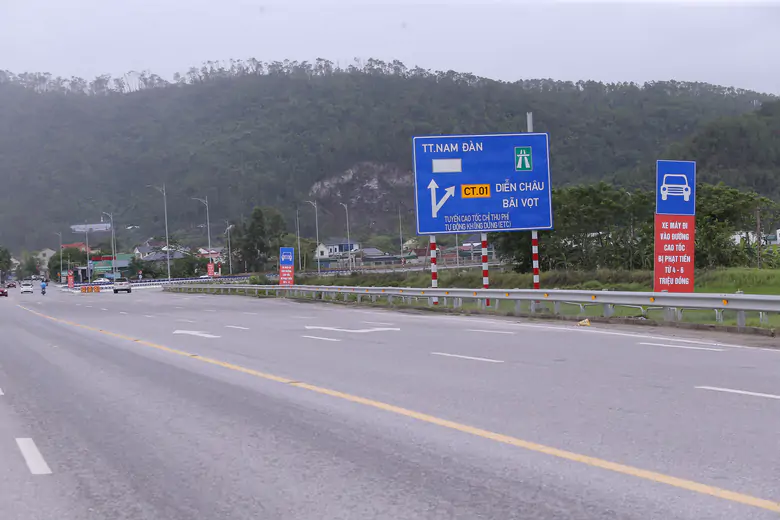 Camera AI ngăn xe m&aacute;y v&agrave;o cao tốc Diễn Ch&acirc;u - B&atilde;i Vọt - Ảnh 1.