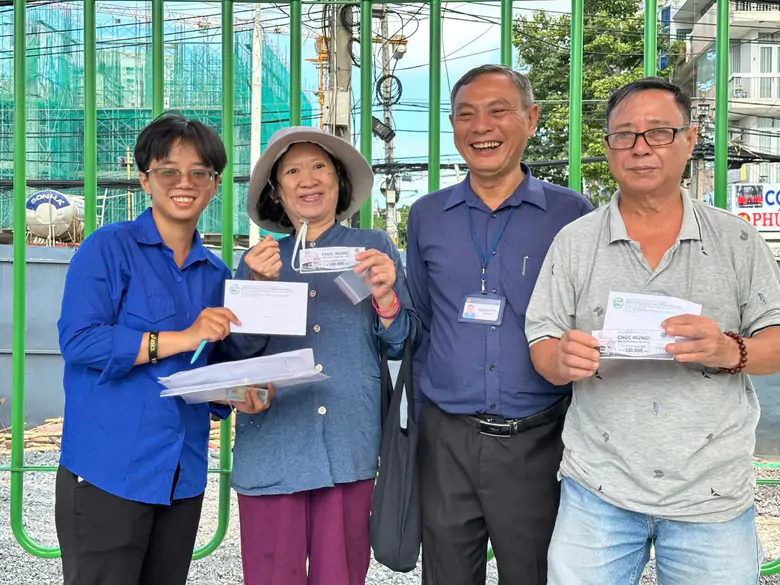 TP.HCM bốc thăm tri &acirc;n h&agrave;nh kh&aacute;ch đi xe bu&yacute;t, trao 80 phần qu&agrave; may mắn - Ảnh 3.