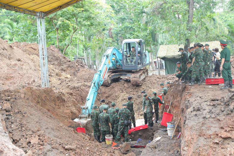 Tiếp tục quy tập th&ecirc;m 14 bộ h&agrave;i cốt liệt sĩ tại C&ocirc;ng vi&ecirc;n L&ecirc; Thị Ri&ecirc;ng - Ảnh 1.