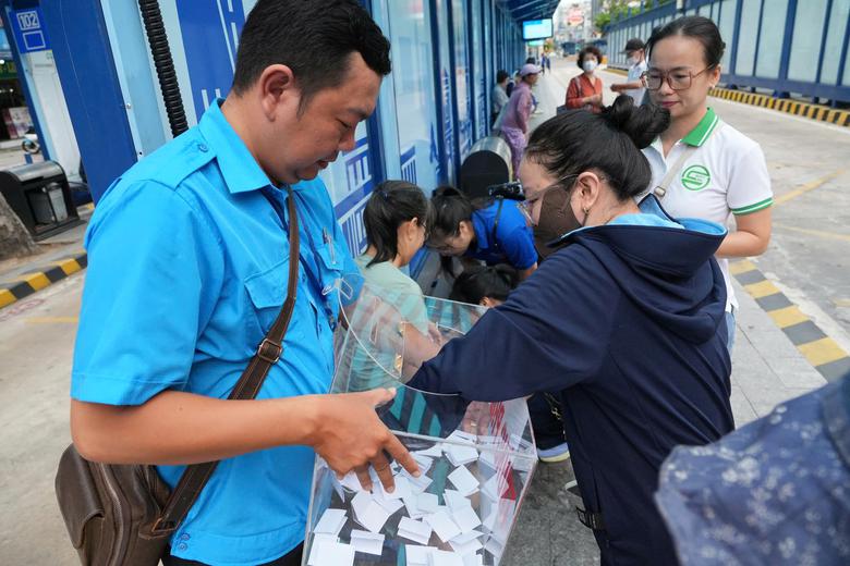 TP.HCM bốc thăm tri &acirc;n h&agrave;nh kh&aacute;ch đi xe bu&yacute;t, trao 80 phần qu&agrave; may mắn - Ảnh 2.