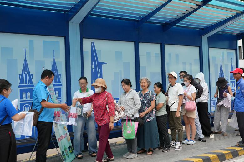 TP.HCM bốc thăm tri &acirc;n h&agrave;nh kh&aacute;ch đi xe bu&yacute;t, trao 80 phần qu&agrave; may mắn - Ảnh 1.