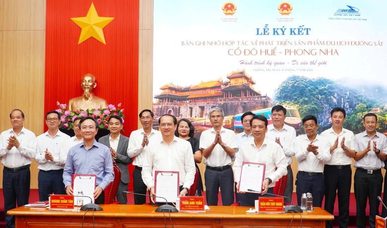 Khai th&aacute;c đ&ocirc;i t&agrave;u du lịch Huế - Phong Nha từ ng&agrave;y 28/8 - Ảnh 1.