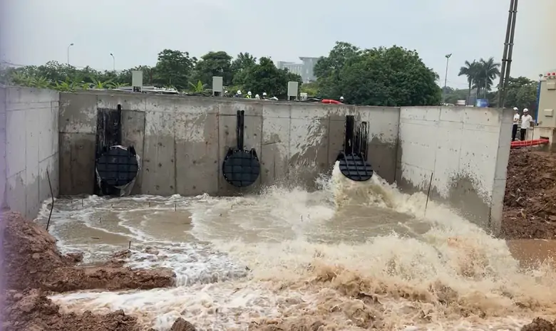 Hà Nội quyết xử lý "điểm nghẽn" úng ngập, nhiều công trình khẩn cấp phát huy hiệu quả - Ảnh 2.