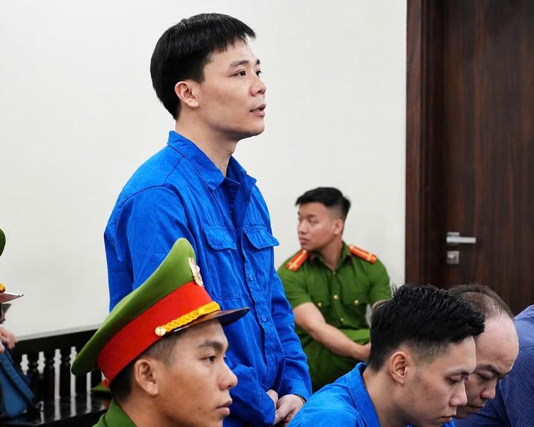 Hai cựu c&aacute;n bộ hải quan bị phạt t&ugrave; trong vụ 100 tấn thực phẩm chức năng giả - Ảnh 1.