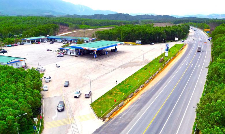 Trạm dừng nghỉ cao tốc: Không để đường thông, dịch vụ vẫn chờ - Ảnh 1.