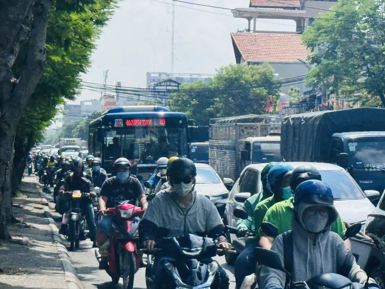 Xe bu&yacute;t đ&uacute;ng giờ: Ch&igrave;a kh&oacute;a giữ ch&acirc;n h&agrave;nh kh&aacute;ch sau miễn v&eacute; - Ảnh 1.