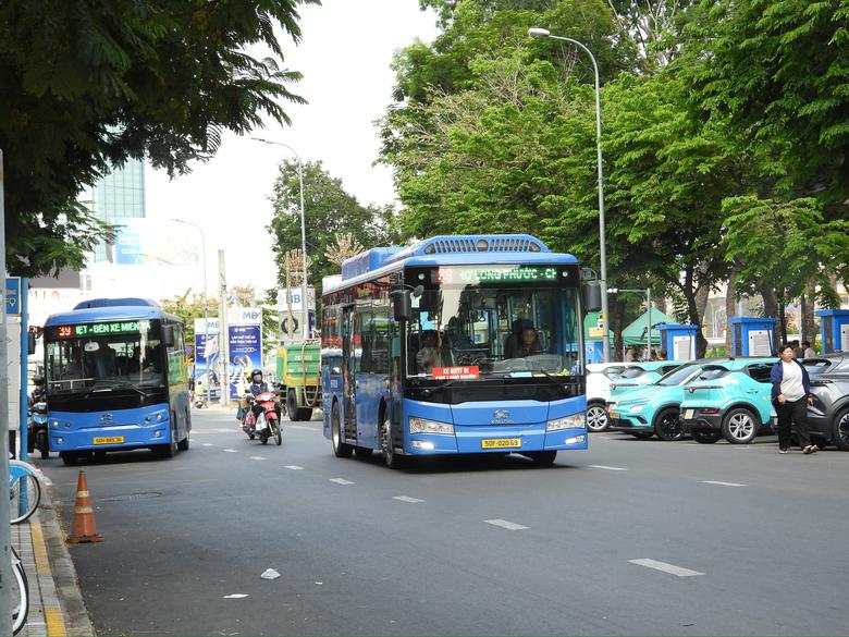Xe bu&yacute;t đ&uacute;ng giờ: Ch&igrave;a kh&oacute;a giữ ch&acirc;n h&agrave;nh kh&aacute;ch sau miễn v&eacute; - Ảnh 5.