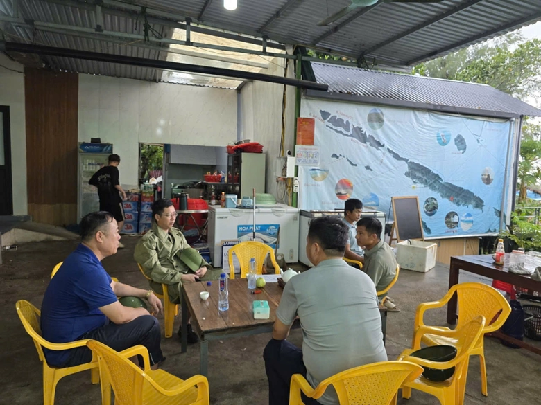 Quảng Ninh bảo đảm an toàn cho hơn 5.600 du khách vẫn lưu trú ngoài đảo trước bão số 1 - Ảnh 2.