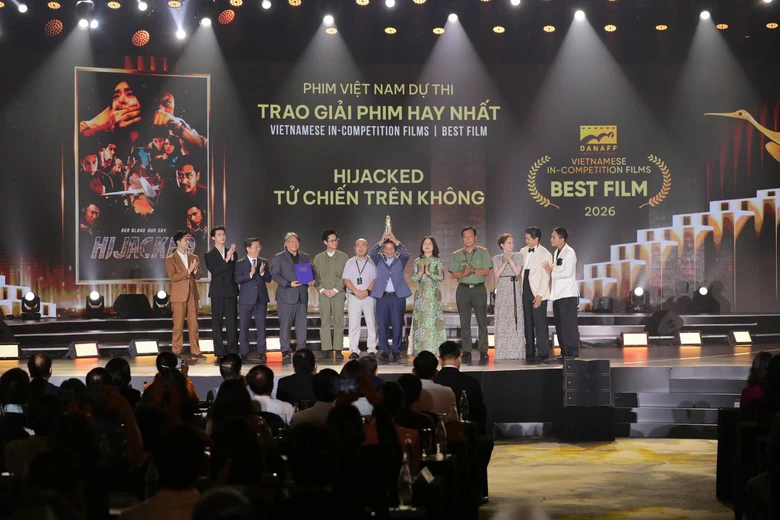 &ldquo;Tử chiến tr&ecirc;n kh&ocirc;ng&rdquo; nhận c&uacute; đ&uacute;p giải thưởng tại Li&ecirc;n hoan phim Ch&acirc;u &Aacute; Đ&agrave; Nẵng lần thứ IV - Ảnh 3.