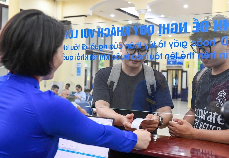 Đường sắt mở bán vé tàu khách đi các tuyến sau hè - Ảnh 1.