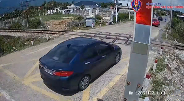 Tước bằng l&aacute;i nữ t&agrave;i xế v&igrave; điều khiển xe vượt đường sắt khi t&iacute;n hiệu đ&egrave;n đỏ đ&atilde; bật - Ảnh 1.