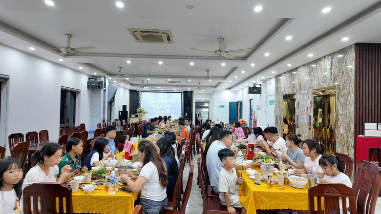 Chủ kh&aacute;ch sạn tr&ecirc;n đảo mổ lợn đ&atilde;i gần 50 du kh&aacute;ch mắc kẹt trong b&atilde;o - Ảnh 1.
