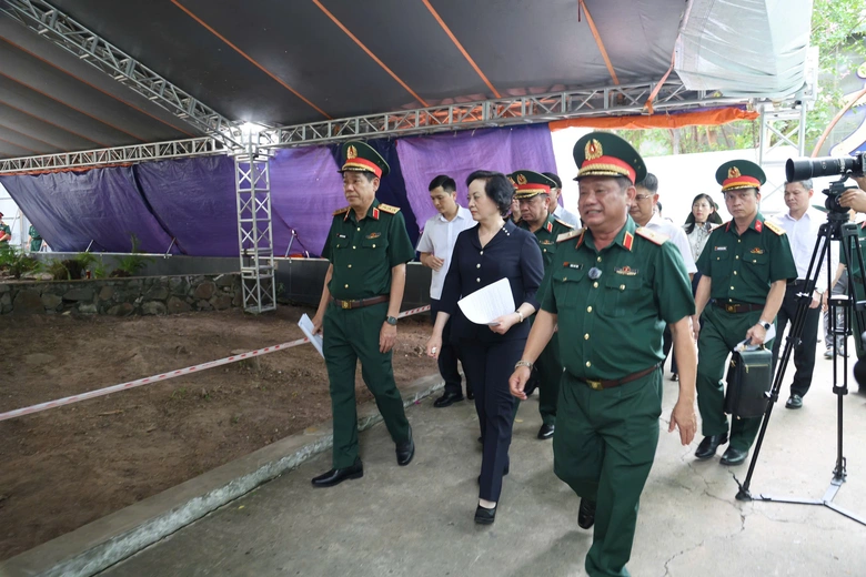  Ph&oacute; Thủ tướng Phạm Thị Thanh Tr&agrave; kiểm tra c&ocirc;ng t&aacute;c chuẩn bị Lễ triển khai t&igrave;m kiếm, quy tập h&agrave;i cốt liệt sĩ tại C&ocirc;ng vi&ecirc;n L&ecirc; Thị Ri&ecirc;ng - Ảnh 2.