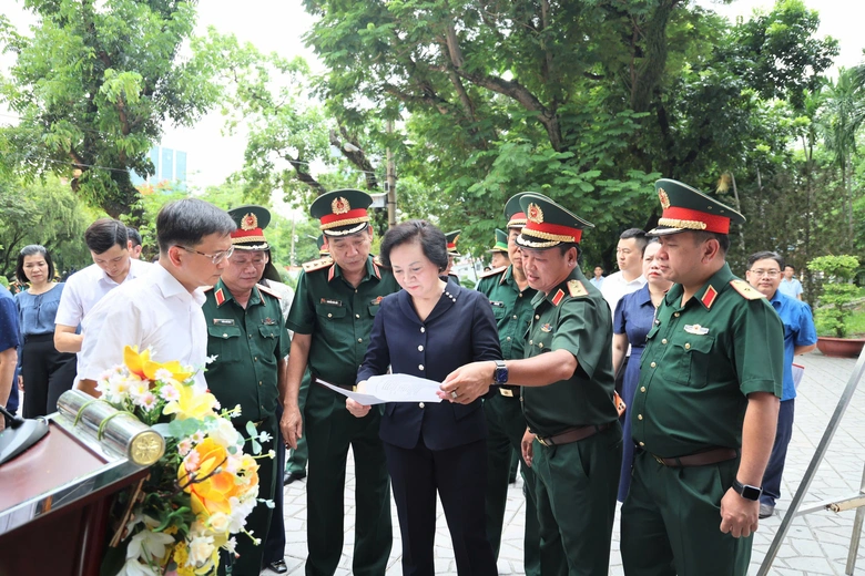  Ph&oacute; Thủ tướng Phạm Thị Thanh Tr&agrave; kiểm tra c&ocirc;ng t&aacute;c chuẩn bị Lễ triển khai t&igrave;m kiếm, quy tập h&agrave;i cốt liệt sĩ tại C&ocirc;ng vi&ecirc;n L&ecirc; Thị Ri&ecirc;ng - Ảnh 1.
