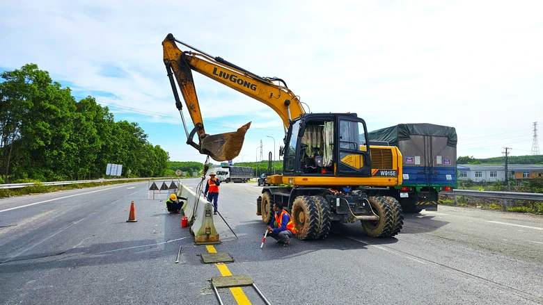 Cao tốc đoạn La Sơn - H&ograve;a Li&ecirc;n sẽ đưa v&agrave;o khai th&aacute;c tuyến ch&iacute;nh trong th&aacute;ng 8/2026 - Ảnh 7.