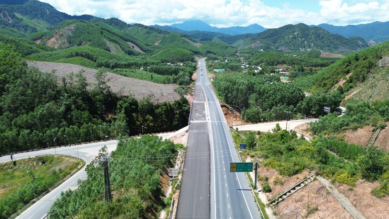 Cao tốc đoạn La Sơn - H&ograve;a Li&ecirc;n sẽ đưa v&agrave;o khai th&aacute;c tuyến ch&iacute;nh trong th&aacute;ng 8/2026 - Ảnh 14.