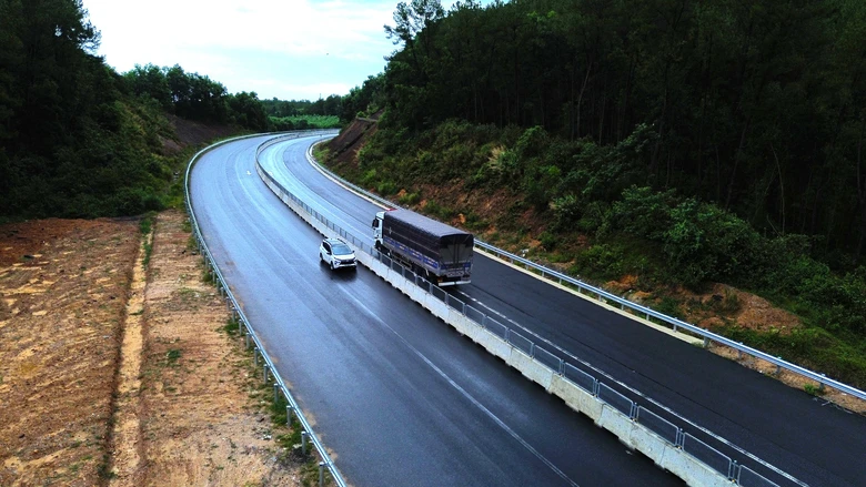 Cao tốc đoạn La Sơn - H&ograve;a Li&ecirc;n sẽ đưa v&agrave;o khai th&aacute;c tuyến ch&iacute;nh trong th&aacute;ng 8/2026 - Ảnh 12.
