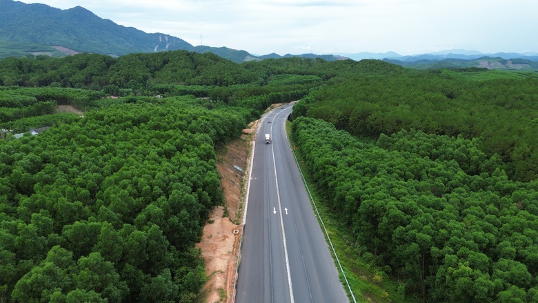Cao tốc đoạn La Sơn - H&ograve;a Li&ecirc;n sẽ đưa v&agrave;o khai th&aacute;c tuyến ch&iacute;nh trong th&aacute;ng 8/2026 - Ảnh 8.