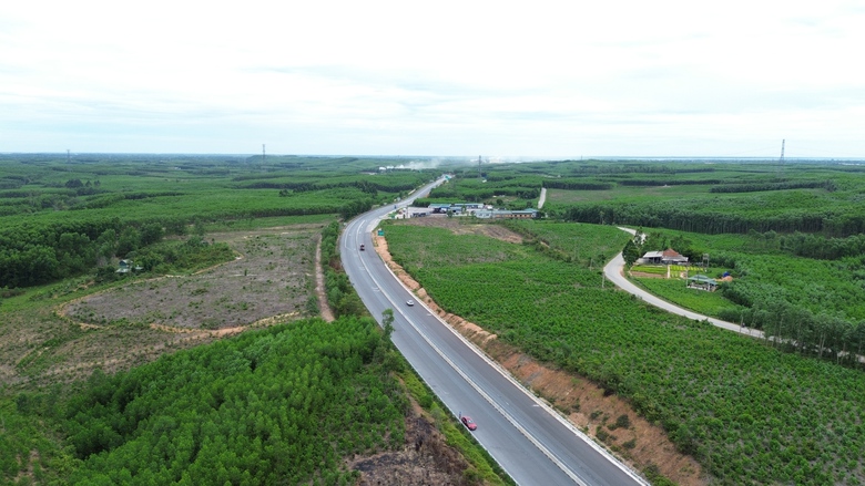 Cao tốc đoạn La Sơn - H&ograve;a Li&ecirc;n sẽ đưa v&agrave;o khai th&aacute;c tuyến ch&iacute;nh trong th&aacute;ng 8/2026 - Ảnh 1.