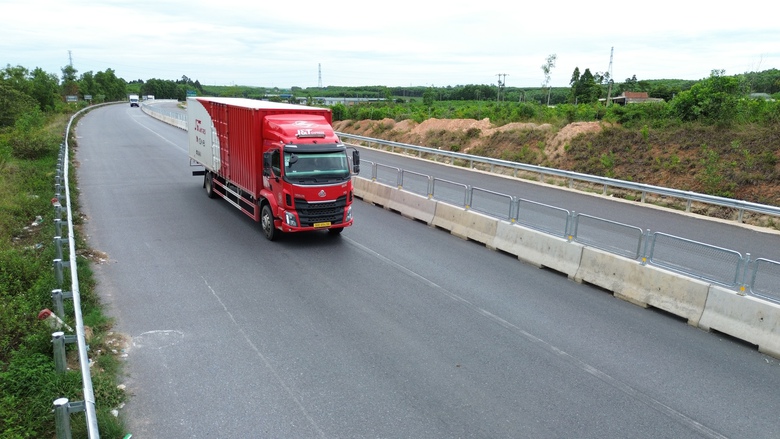 Cao tốc đoạn La Sơn - H&ograve;a Li&ecirc;n sẽ đưa v&agrave;o khai th&aacute;c tuyến ch&iacute;nh trong th&aacute;ng 8/2026 - Ảnh 13.