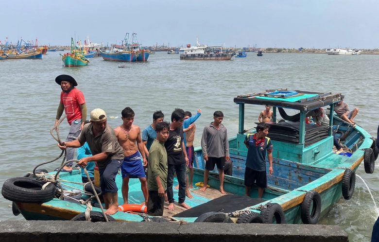 L&acirc;m Đồng: T&agrave;u c&aacute; bị t&agrave;u h&agrave;ng t&ocirc;ng ch&igrave;m ngo&agrave;i khơi , một người tử vong - Ảnh 1.