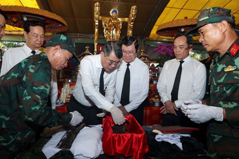 Thủ tướng: Bằng mọi giá, nỗ lực tìm kiếm, quy tập và xác định danh tính hài cốt liệt sĩ - Ảnh 11.